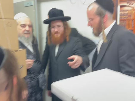 ווידיאו • הגה"צ רבי יעקב מאיר שעכטער שליט"א ביים ערהאלטן ערב פסח מצות פון ידידו ורעו האד' מפינסק קארלין