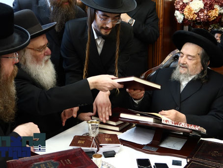 מסיבת לחיים במעונו פון הגה''צ רבי יעקב מאיר שעכטער לרגל הוצאה לאור פון ספרו החדש 'עיניך הלא לאמונה'