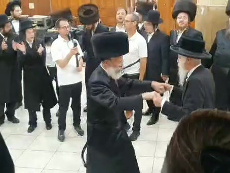 ווידיאו • האד' מסטריקוב אין א טאנץ מיטן משב"ק הרה"ח בצלאל ווייכלדער לרגל נישואי בתו
