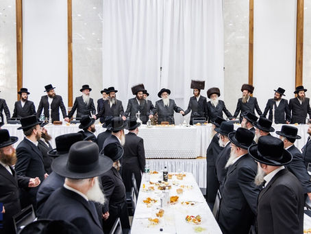 האד' מצאנז קלויזענבורג איז מפאר ביים שמחת השבע ברכות פון החתן בן הגה"צ ר' ישכר דוב ווידער דומ"ץ צאנז קלויזנבורג מאנסי