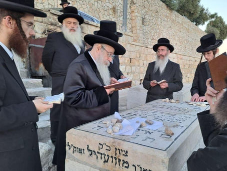 האד' מצאנז קלויזענבורג ביים ציון פון גיסו האד' מצאנז זוועהיל זצ"ל במרומי הר הזיתים