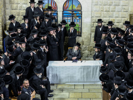 האד' מערלוי אויף א תפילת רבים בראש קהל חסידיו אין אתרא קדישא מירון לקראת די הייליגע טעג