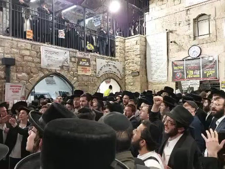 אומאויפהערליכע ריקודין אינעם חצר המערה אין מירון | ווידיאו