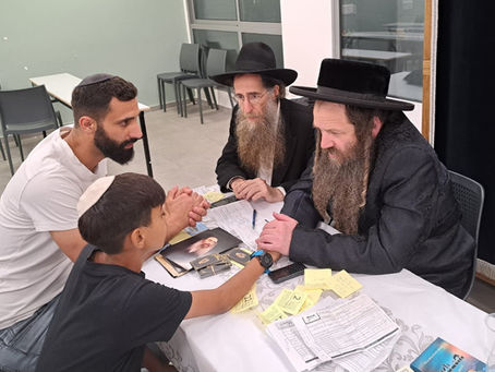 מסע 'קירוב רחוקים' דורך הגה"צ אבד"ק קאלוב ביתר ארום די שטעט ברחבי ארץ הקודש