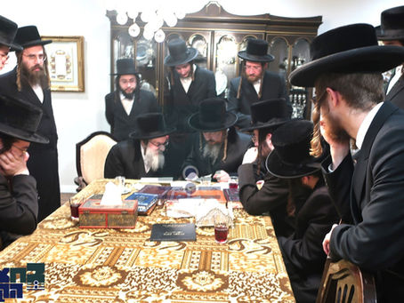 האד' מווערדאן באזוכט בבתי האדמו"רים אין שטאט מאנסי