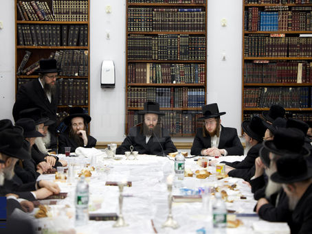 ווידיאו • ראש חודש טיש בחצר הקודש קאסוב - ערשטע טיש דורך כ"ק אדמו"ר מקאסוב שליט"א