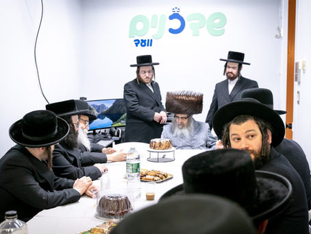 האד' מסאטמאר ביים מעמד קביעת מזוזות אין נייעם אפיס פון די וועד השידוכים ד'סאטמאר