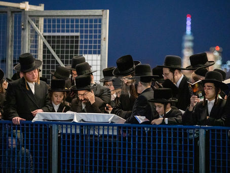 לִפְנֵי ה' תִּטְהָרוּ • תשליך, כפרות און חלוקת לעקאך ערב יום הקדוש בחצר הקודש סקולען