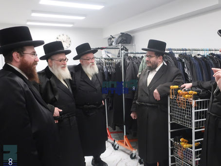 תושבי שיכון סקווירא באגריסן עפענונג פון נייע 'השבת אבידה צענטער'