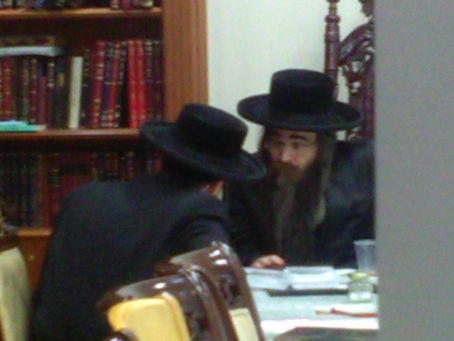חסידי ליזענסק געבן איבער קוויטלעך פאר'ן נייעם רבי'ן