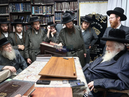 באזוכן במעון קדשו פון מרן פוסק הדור הגאון האדיר רבי משה שטערנבוך לקראת די ימים הנוראים