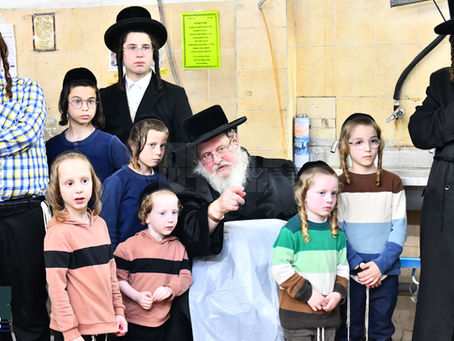 הָא לַחְמָא עַנְיָא • האד' מסאסוב ביי אפיית מצות אין די 'טיב המצות' בעקעריי בהנהלת הרב אהרן קורניצער הי"ו