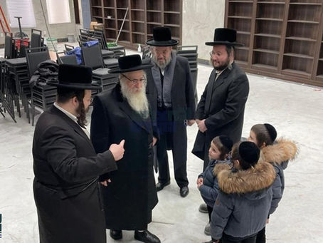 האד' מצאנז קלויזענבורג באזוכט אין נייעם פראכטפולן היכל התורה אין בנין ביהמ"ד הגדול