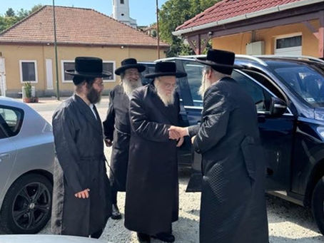 האד' מתולדות אהרן באזוכט אין קערעסטיר וויילנדיג אין אונגארן אויף אפרוה