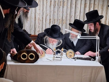 האד' מגור ביים כתיבת אותיות פארן ספר תורה פון הנגיד החסיד ר' אביגדור עסטרייכער הי"ו ראש הקהל סקווירא