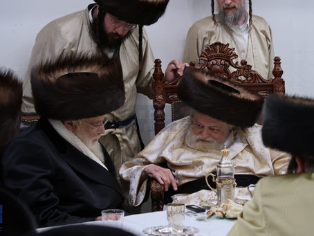 האד' מתולדות אהרן ביים שמחת השבע ברכות במעונו פון אחיו הגדול האד' מתולדות אברהם יצחק