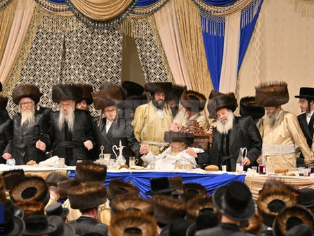 גרויסן ציבור ביי חתונה בחצרות תולדות אברהם יצחק - טשארנאביל - קאלוב | ברייטע דעקונג