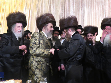 ווידיאו • האדמור"ים מוויז'ניץ לאנדאן און סאדיגורה אין א ריקוד ביים חתונה בבית הנגיד ר' שמואל בנימין שפירא