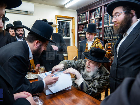 האד' מלעלוב ביים פארטיילט מצות מצוה פאר קהל חסידיו