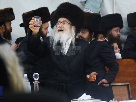 לילה כיום יאיר: פילע הונדערטער חסידים ביי טיש מוצאי יום כיפור בחצר הקודש אמשינוב