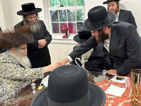 היילענד מילס • האד' מסאטמאר ביים קביעת מזוזה בבית האברך ר' שלום יוסף פערל געוועזענער הויז בחור