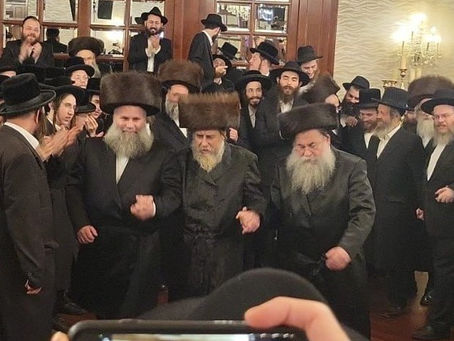 קראון הייטס • האד' מראחמיסטריווקא איז מפאר ביים חתונה בבית אחיו הרה"צ רבי נחמן יוסף טווערסקי