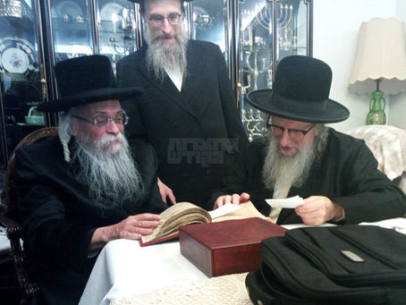 גאב"ד טענקא לרפו"ש לייגט אריין קוויטל אינעם "סידור הישועות" פונעם מנוחת אשר ביי ביקור נרגש פון האד' מגארליץ