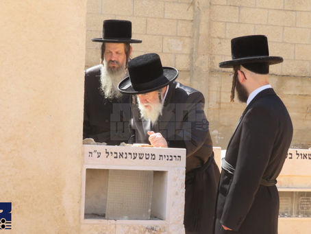 האד' מוויז'ניץ איז מתפלל אויפן בית החיים אין בני ברק לקראת די חתונה פון נכדו החתן