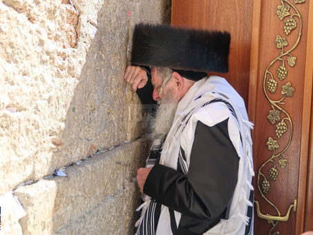 יְקָרָה הִיא מִפְּנִינִים • יום טוב סוכות בחצר הקודש סלאנים