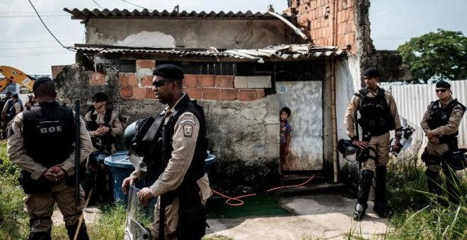 Niño de Río de Janerio asustado tras la demolición de la casa de su vecino. Fuente: AFP