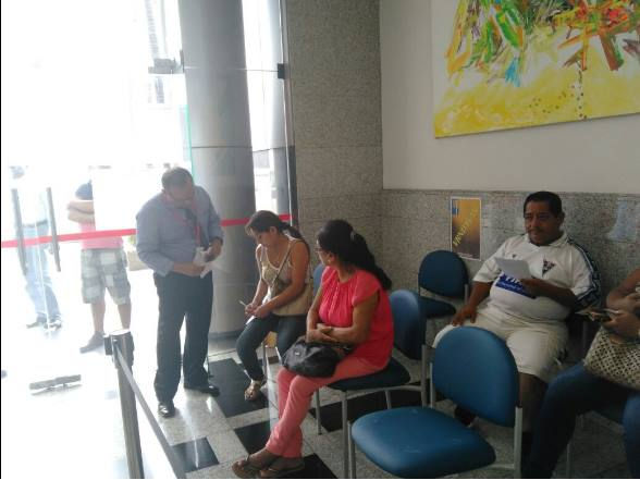 Servidor publico de CNE, da instrucciones
