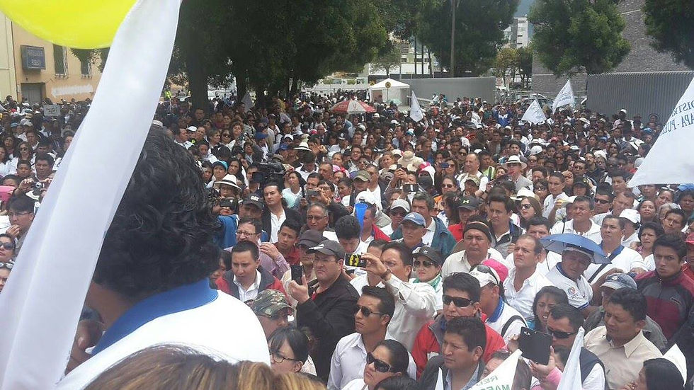 Foto : https://twitter.com. Augusto Espinosa Varios Maestros concentrados en las afueras de la Asamblea Nacional