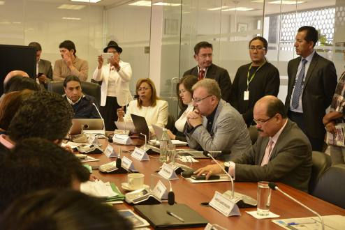 Lucía Sosa, prefecta de Esmeraldas, junto a Virgilio Hernández (c), presidente de la Comisión de Régimen Económico de la Asamblea Nacional, durante la sesión sobre el proyecto de "Ley Solidaria y de Corresponsabilidad Ciudadana por las Afectaciones del Terremoto".. Cortesía: El Unverso