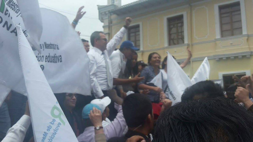 Foto : https://twitter.com. Augusto Espinosa Llegada del ministro de educación Augusto Espinosa a la presentación de pruebas de descargo