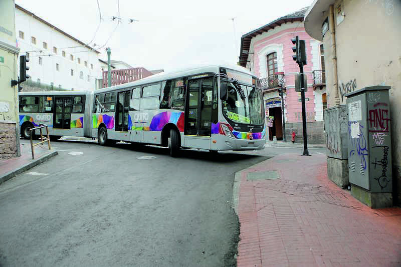Foto: (biarticulados) Circulación de biarticulado en el centro de Quito. Foto tomada de www.elquiteno.info