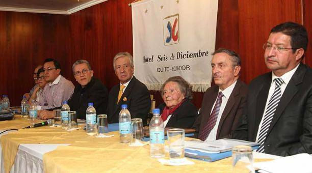 Los miembros de la Comisión Anticorrupción del Colectivo Nacional Unitario de Organizaciones Sociales en rueda de prensa del 22 de septiembre del 2015. Foto: María Isabel Valarezo / EL COMERCIO