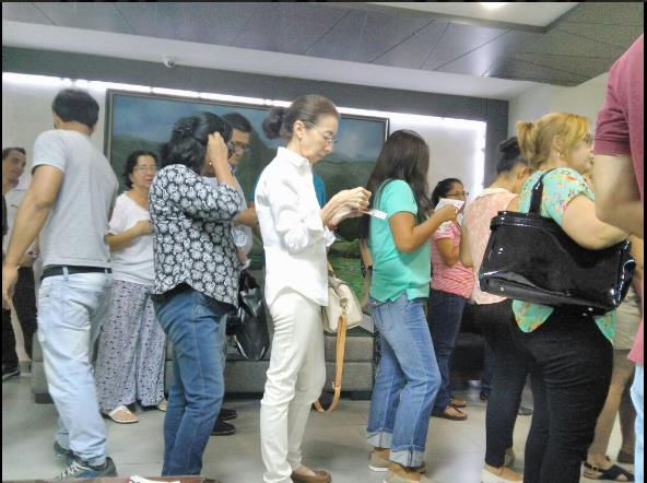 Twitter del CNE, son fotos de peruanos haciendo fila, para votar en el consulado de peru en Guayaquil