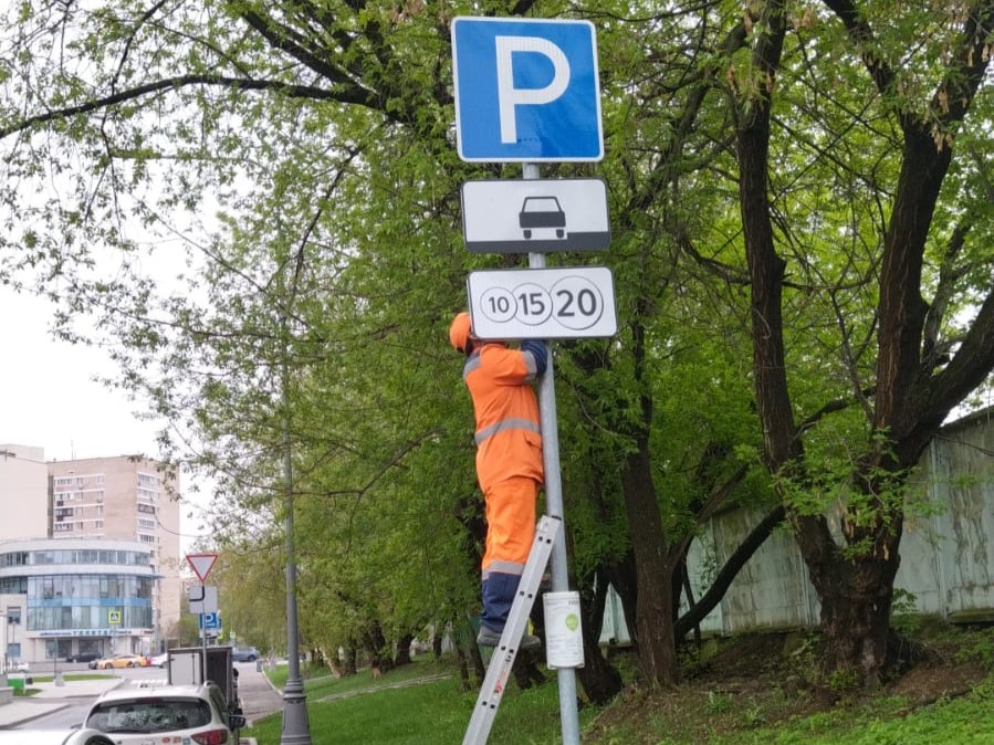 Дорожные знаки в 1-м Крутицком переулке в Москве