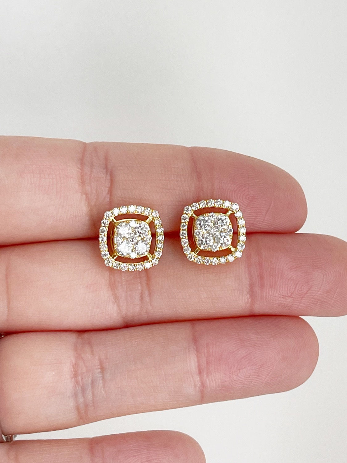 Cushion-shape Diamond Pavé Studs