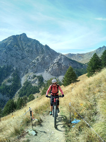 Randonnées en VTTAE sur les singles en montagne dans le Queyras