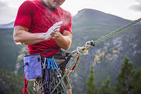 Rock Climber Powdering Hände