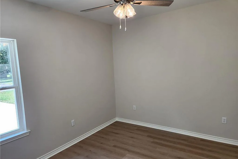 1412 East St, Vinton LA 70668 (13)
3 Bedroom, 2 bath, 1,301 Sqft. Home for sale in Vinton La. Cusom Home Build by SWLA Constructors and Development