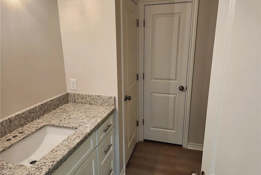 1412 East St, Vinton LA 70668 (8)
3 Bedroom, 2 bath, 1,301 Sqft. Home for sale in Vinton La. Cusom Home Build by SWLA Constructors and Development