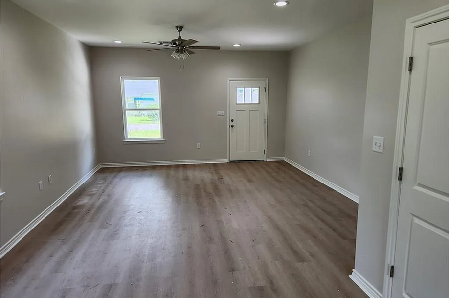 1412 East St, Vinton LA 70668 (3)
3 Bedroom, 2 bath, 1,301 Sqft. Home for sale in Vinton La. Cusom Home Build by SWLA Constructors and Development