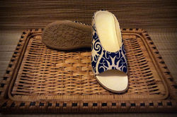 Sepatu Batik
