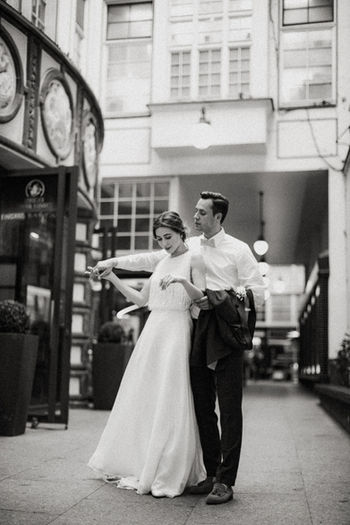 Die Braut und der Bräutigam tanzen.