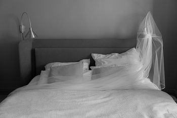 Die Schleier hängen über den Betten