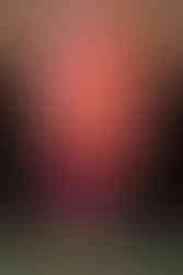 Eine Frau mit einem Haufen Luftballons