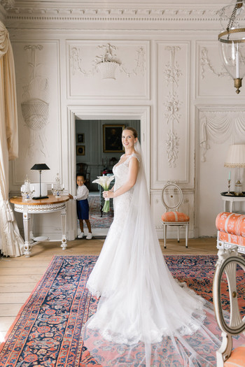 Die Braut steht im luxuriösen Salon.