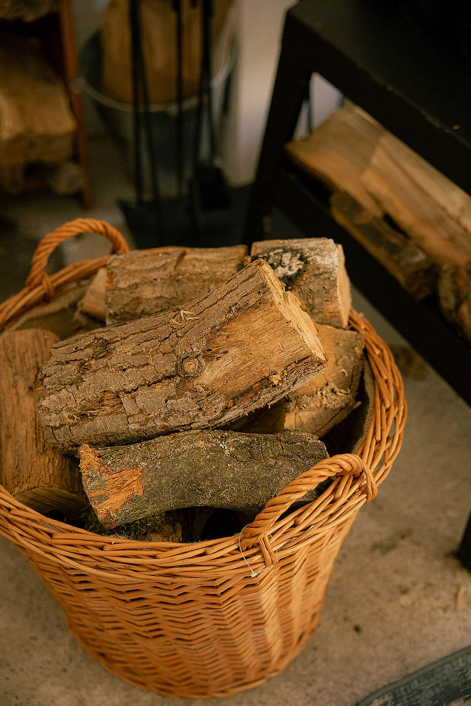 Holz im Korb für den Kamin 